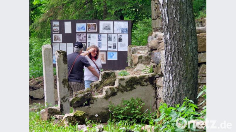 Infotafeln mit Fotografien hauchen den Steinen dörfliches Leben ein. Bild: Gerhard Götz