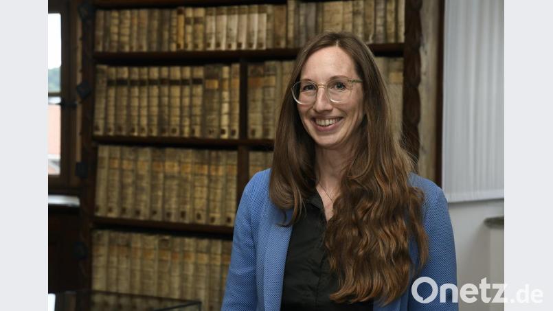 Über alte Kirchenbücher der Pfarrei Sulzbach referierte Historikerin Eva Lehner bei einem Vortrag in der Provinzialbibliothek. Bild: Petra Hartl