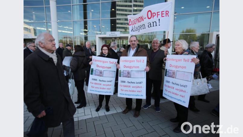 Teilnehmer einer Demonstration halten am 29.04.2016 in Köln (Nordrhein-Westfalen) anlässlich der Hauptversammlung von Bayer Transparente mit der Aufschrift &quot;Contergan Teil 2 - Duogynon 1000-faches Leid - Für Bayer verjährt, für uns leider nie&quot;. Bild: Oliver Berg/dpa