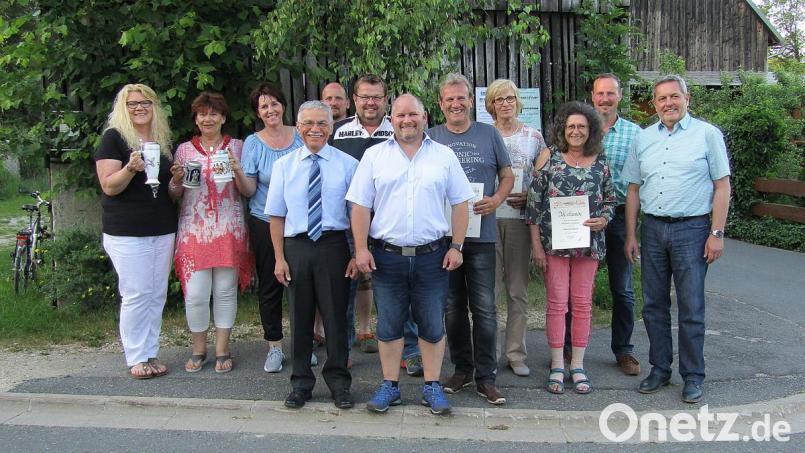 Der Theaterverein D’ Veldensteiner ehrt langjährige Mitglieder und Aktive des Helferkreises. Von links Petra Böhm, Monika Böhm, Raphaela Tyrach, Bürgermeister Josef Springer (Neuhaus), Josef Schwemmer, Spielleiter Achim Zinner, Erster Vorsitzender Joachim Kroher, Günther Ziegler, Hedwig Schlegl, Irmgard Barth, Michael Buchfelder und Bürgermeister Joachim Neuß (Auerbach). Bild: sck