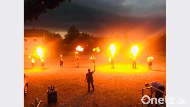 &quot;Thegan Ignis&quot;, die Tännesberger Feuerspucker, üben für ihren Auftritt beim St.-Jodok-Ritt. Bild: exb
