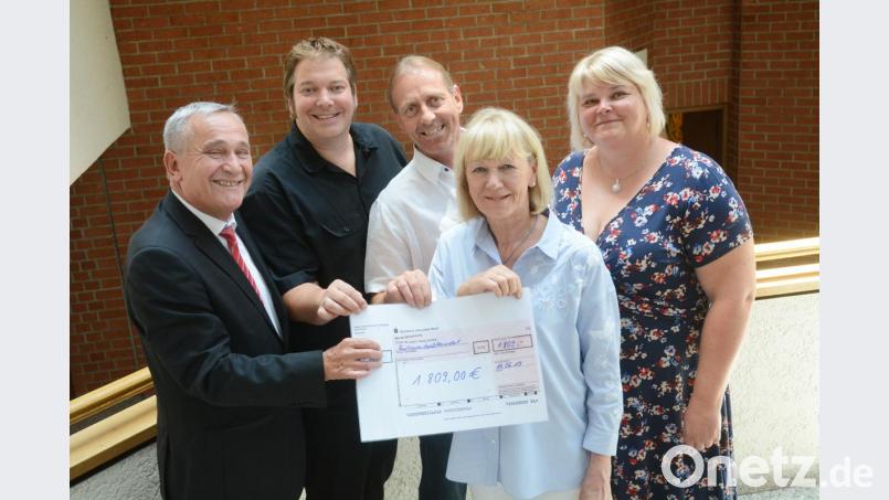 Oberbürgermeister Kurt Seggewiß, Florian Graf vom Juz, Stefan Fuchs, Vorstandsmitglied des Stadtjugendrings, Schirmherrin des Charity-Gigs Maria Seggewiß und Eventmanagerin der Stadt Weiden, Gertrud Wittmann, (von links) freuen sich über die hohe Spendensumme. Bild: Gabi Schönberger