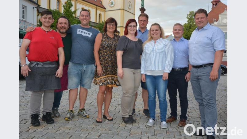 Sie trafen sich jetzt zu einer letzten Vorbesprechung für den Festabend „Sommer in der Stadt“: (von links) Anthimos „Marco“ Kotsekoglou (Restaurant „Mythos“), Vincenzo Costanzo (Ristorante „Da Marco“), Erol Zintl („Schmankerl-Eck“), Martina Rüth (Stadtverwaltung), Daniela Tschinkl (Brauereigasthof Hösl), Andreas Grillmeier (Metzgerei Grillmeier), Nadine Schnurrer und Rainer Schnurrer (beide Getränke Oppl) sowie Gewerbefördervereinsvorsitzender Stefan Grillmeier. Bild: jr
