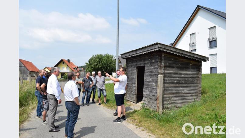 Da Buswartehäuschen in Oberweihern wird erneuert und an anderer Stelle wieder aufgebaut. Bild: bnr