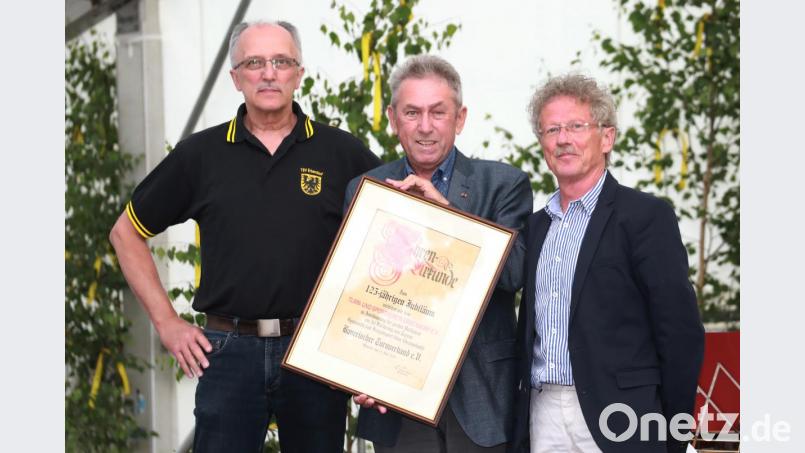 Der Bezirksvorsitzende des Bayerischen Turnverbandes, Anton Högele (mitte) überreichte die Dankurkunde der Verbandes an (von links) Spartenleiter Bernd Rose und TSV-Vorsitzenden Bernhard Reis. Bild: JOCHEN NEUMANN 
ERBENDORF