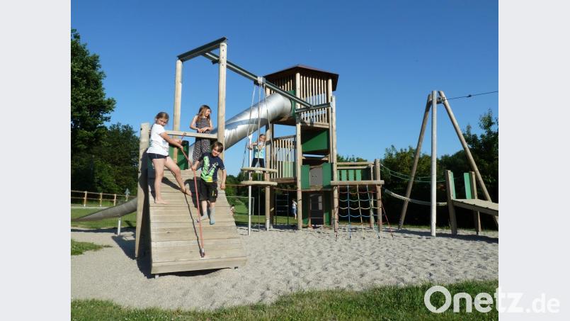 Der Spielplatz am Pfälzerweg gefällt auch Maria und Anna, die ihre Ferien bei den Geschwistern Veronika und Lambert verbringen. Bild: Portner