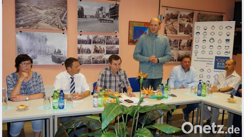 Juri Sargelis vom Bundesverband russischsprachiger Eltern (stehend) stellt seinen Verband vor. Bürgermeister Jens Meyer (Zweiter von links) beantwortet kommunalpolitische Fragen. Moderator ist 
Waldemar Hock vom Verein Neue Zeiten (Dritter von links) Bild: Bühner