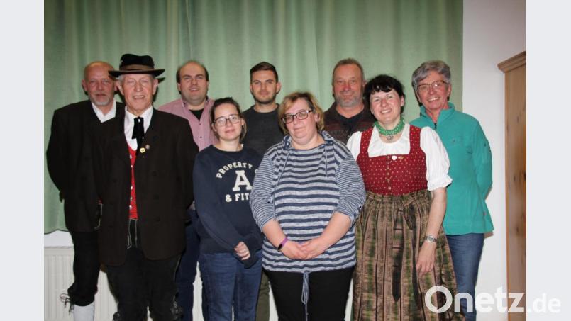Neu an der Spitze des Heimat- und Volkstumsvereins Ehenbachtale&quot; steht Manuela Wagner (Vierte von rechts), hier mit den Spartenleitern Dominik Strähl (Dritter von links) für Musik, Sandra Lindner (Vierte von links) für Tanz und Erwin Meier (Zweiter von links) für Heimatpflege als ihre Stellvertreter. Den Vorstand ergänzen Peter Meier, Fabian Rösch, Hans Schlosser und Veronika Graf (hinten, von links) sowie Maria Schwab (vorn rechts). Bild: ads