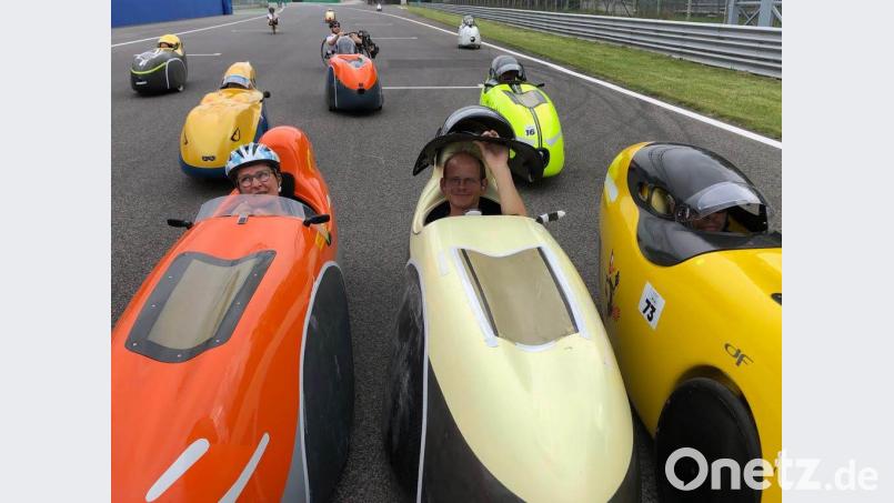 Richard Schaffenroth (Mitte) in seinem weißen Flitzer. Bild: upl