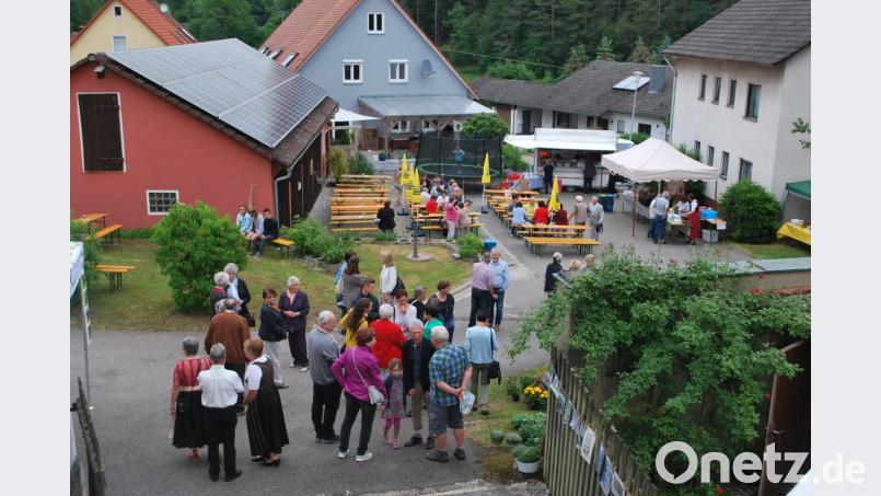 Gemütlich machen es sich die Gartler bei der 100-Jahr-Feier in Fürnried. Bild: Kerstin Bodendörfer