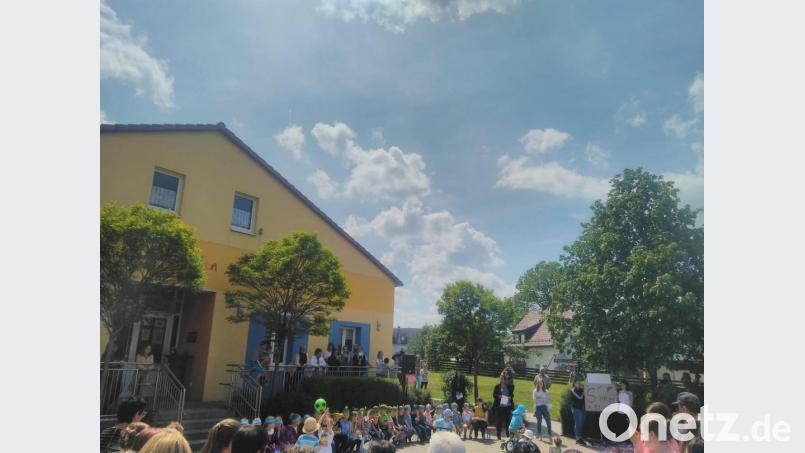 Mit Tanzeinlagen, Gedichten und Liedern lassen die Mädchen und Buben der AWO-Kindertagesstätte St. Michael ein Jahr wie im Flug vergehen - sehr zur Freude der zahlreichen Gäste. Bild: edo