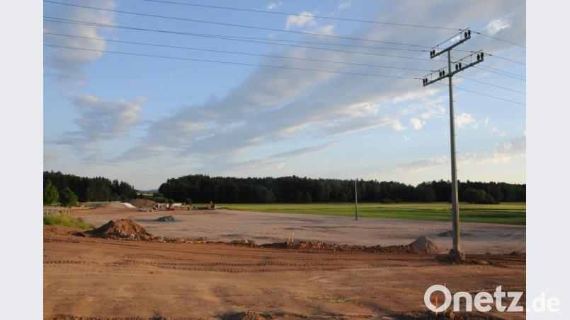 Der Hochspannungsmast ragt dort in die Höhe, wo künftig das Sportheim stehen soll. Bis Mitte nächster Woche soll er abgebaut werden und die Arbeiten für das Sportheim mit Hochdruck beginnen. Bild: bey