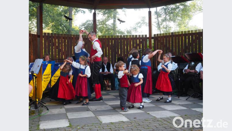 Die Kindertanzgruppe des Neustädter Trachtenvereins. Bild: krb