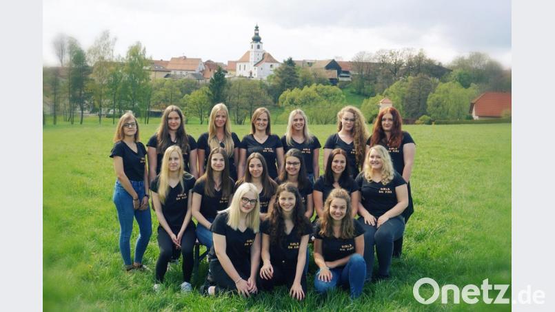 16 Festdamen repräsentieren beim Gründungsfest der Feuerwehr Schwarzenbach die örtliche Wehr. Bild: exb