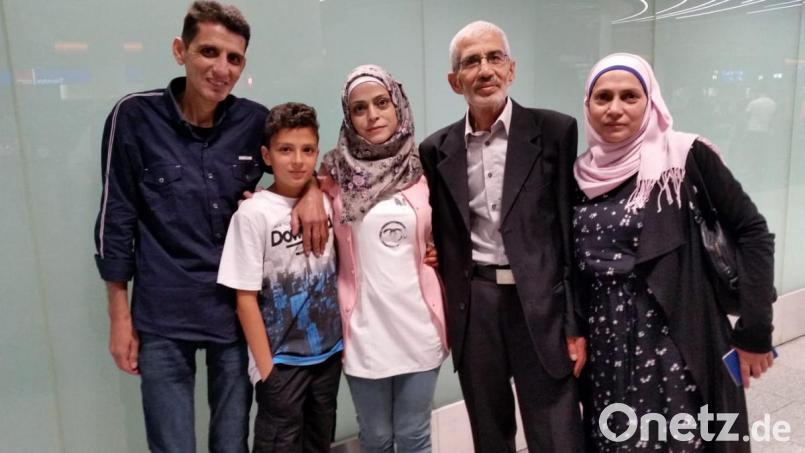 Am 15. September 2015 haben Izdihar (Dritte von links) und Muhammad (links) in Aleppo ihren Sohn Ebrahim verabschiedet. Am Mittwoch, 12. Juni 2019, sehen sie sich in Frankfurt wieder. Beim Willkommen mit dabei: Idzihars ältere Schwester Najah und ihr Mann Ahmad, die den Buben die letzten vier Jahre großgezogen haben. Bild: exb