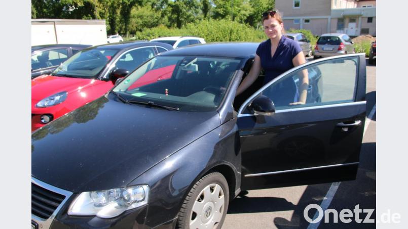 Die Ambergerin Doris Maget vor ihrem VW Passat, Limousine Blue Motion, Baujahr 2009. In drei Etappen steigerte der Konzern sein Rückkaufangebot von 8500 auf 16 200 Euro. Bild: jrh