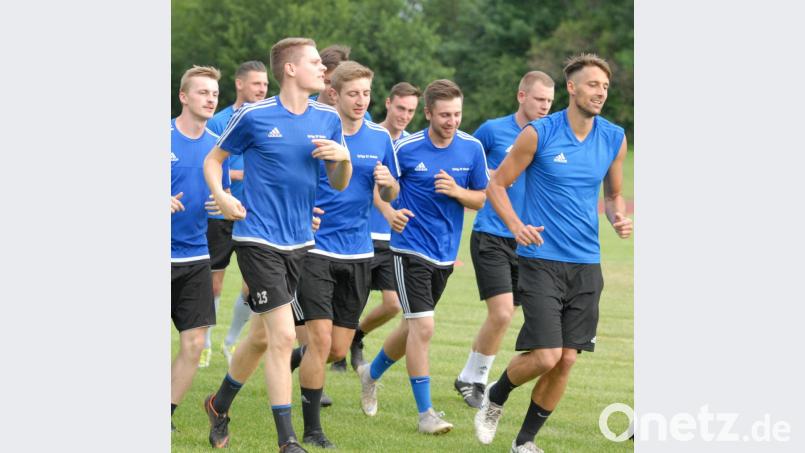 Beim Trainingsauftakt am Freitagabend drehten die Landesliga-Kicker der SpVgg SV Weiden fleißig ihre Runden. Bild: gb