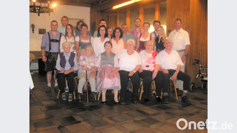 Anna Hartung (Vorne, Dritte von links) feierte im Hotel "Regina" 80. Geburtstag. Bild: tu