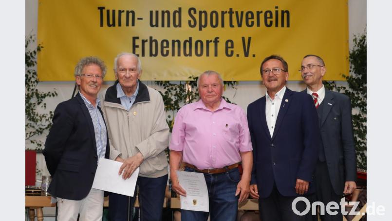 Sieben Jahrzehnte sind Franz Bauer senior (zweiter von links) und Otto Steinkohl (dritter von rechts) Mitglied im Turn- und Sportverein. Mit auf dem Bild (von links) TSV-Vorsitzender Bernhard Reis, Bürgermeister Hans Donko und der Vizepräsident des Bayerischen Landessportverbandes Peter Rzytki. Bild: JOCHEN NEUMANN 
ERBENDORF