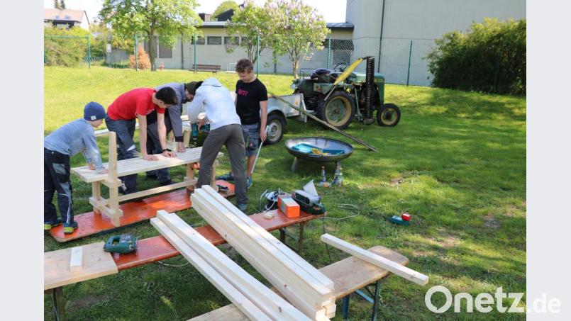 Die Pfadfinder bauen sich am Aktionstag neue Sitzbänke Bild: exb