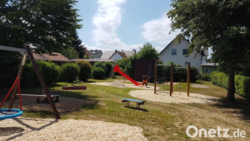 Der Kinderspielplatz am Nelkenweg in Moosbach ist nach umfangreicher Sanierung fertig. Ein Bediensteter des Bauhofs der Gemeinde legte letzte Hand an. Bild: gi