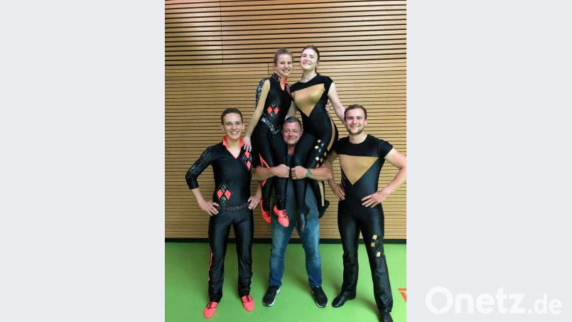 Auf dem Bild die qualifizierten Paare von Quick Feet: links Schmid/Minks und rechts Kodalle mit ihrem Trainer Bernd Peter, die sich auf die Deutsche Meisterschaft 2019 intensivst vorbereiten und sich freuen, um den Titel des Deutschen Meisters 2019 tanzen zu können und ihren Verein würdig vertreten werden. Bild: exb