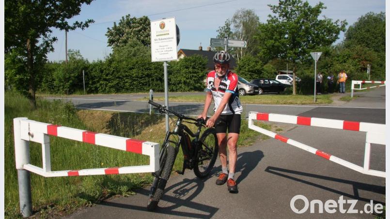 Hubert Bittner demonstriert, wie schwierig es ist, sich durch die Schranke zu schlängeln. Bild: wro