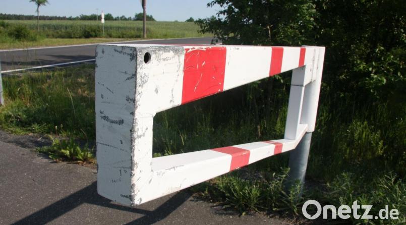 Die vier Halbschranken weisen bereits deutliche Schrammen auf, die – so Hubert Bittner – ein Beweis dafür seien, dass hier Handlungsbedarf bestehe. Bild: wro