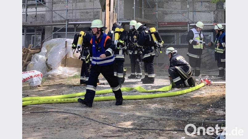 Etwa 100 Einsatzkräfte waren beim Brand in der Fichtelgebirgsrealschule vor Ort. Bild: fph
