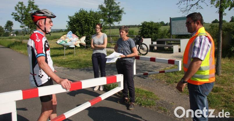 Hubert Bittner, zusammen mit Christina Heinl, Martina Bauer und Michael Klarner (von links), beim Ortstermin an den „Problemstellen“. Bild: wro