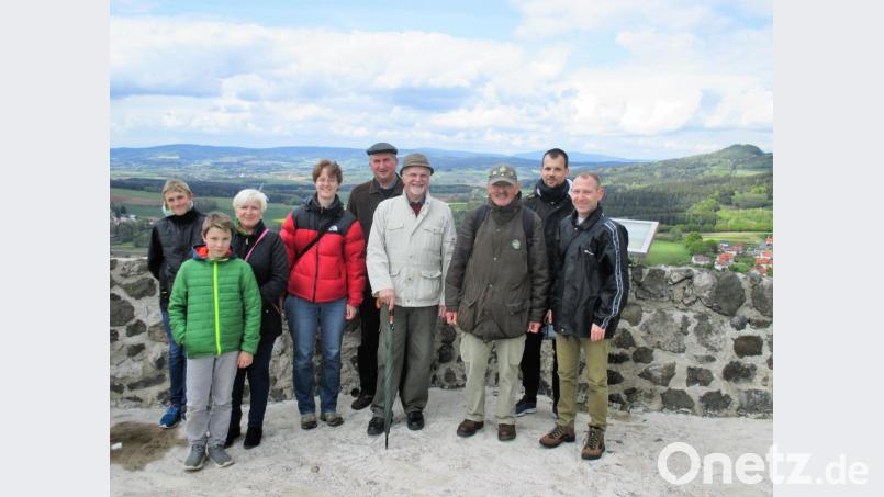 Das Foto zeigt die Gruppe mit Wanderwart Uwe Schimpf (3.v.r.) auf dem Bergfried mit dem Armesberg rechts im Hintergrund. Bild: hl