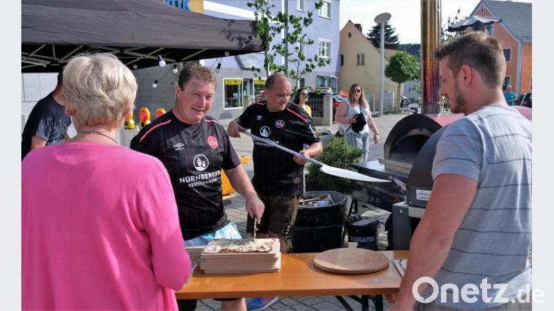 Georg Langs knusprige Flammkuchen aus dem Holzofen waren auch dieses Jahr wieder der Renner. Bild: twi