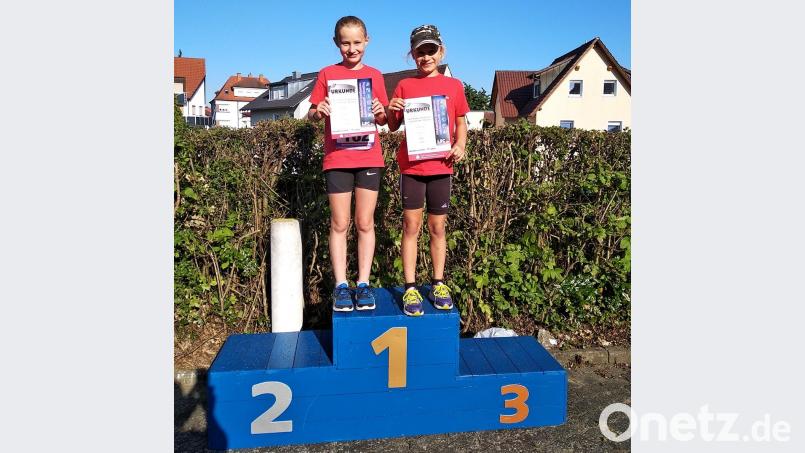 Die Sportlerinnen Mira Melzner (links) und Linda Gröger sichern sich einen Platz auf dem Treppchen. Bild: jma