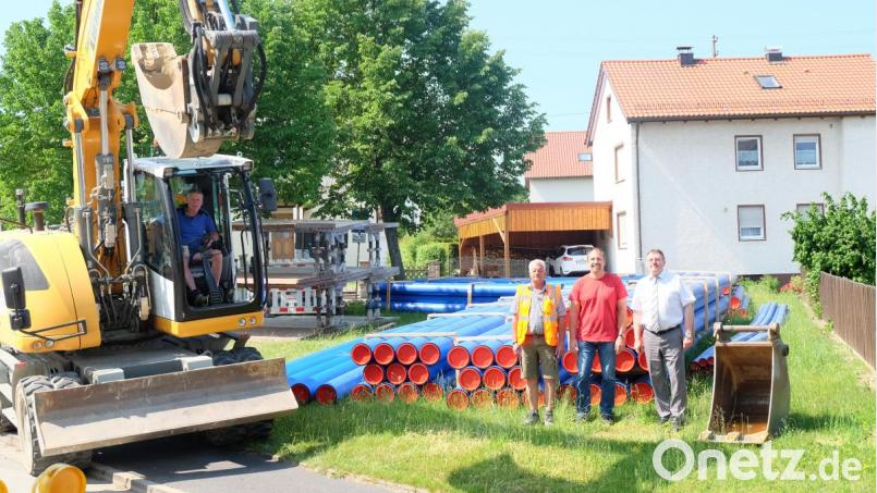Bürgermeister Hans-Martin Schertl und Bauamtsleiter Stefan Ertl lassen sich von Polier Reiner Neumann (von rechts) über den Ablauf der Arbeiten informieren. Bild: Stefanie Gradl