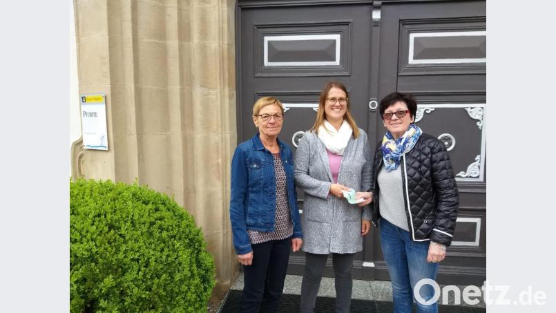 Monika Stopfer (rechts), Vorsitzende des Katholischen Frauenbundes Eschenbach
und Loni Schäffler (links), zweite Vorsitzende, überreichen Veronika Schlosser eine 200-Euro-Spende für die Regens-Wagner-Stiftung. Bild: exb