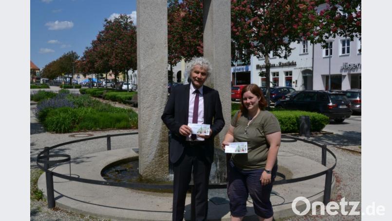 Landrat Wolfgang Lippert und Christina Ponader vom Netzwerk Inklusion ist es ein besonderes Anliegen, auf das Heft „Inklusion – gemeinsam mehr (er)leben!“ hinzuweisen. Es enthält auch Tipps für Kommunen, Arbeitgeber und Vereine. Bild: rti