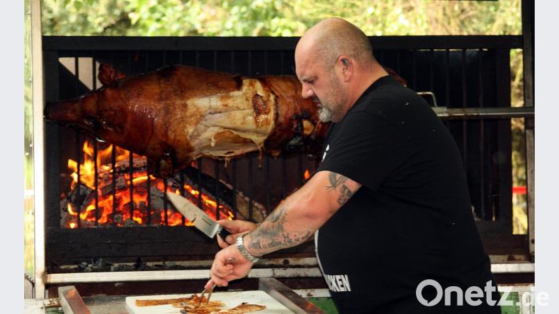 Schweißtreibende Arbeit für den Grillmeister. Bild: R. Kreuzer