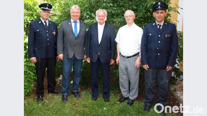 Mit den Vertretern der Ensdorfer Feuerwehr, Vorsitzenden Richard Reiser (links) und Karl Mertel (rechts), sowie Pater Hermann Sturm (Zweiter von rechts) gratulierte Bürgermeister Markus Dollacker (Zweiter von links) dem Jubilar Josef Aichner zum 85. Geburtstag. Bild: sön