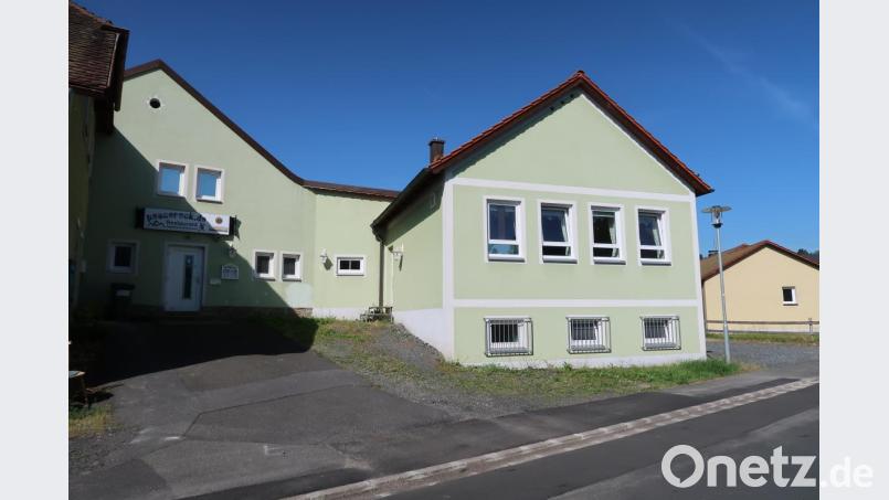 Viele Jahre Heimat des Schützenvereins „Weißenstein“ Friedenfels und Volks- und Gebirgstrachtenvereins „Stamm“: Das ehemalige Schützenhaus mit angebauter Kegelbahn (rechts) war ein gern besuchtes Vereinsheim. Bild: bsc