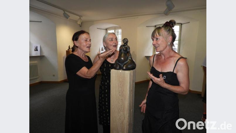 Gemeinsam mit 50 Besuchern eröffnen (von links) Gertrud Funke, Margot Süß-Mertgen und Johanna Süß die Ausstellung zu Ehren ihres verstorbenen Bruders Franz Süß im Alten Schulhaus. Bild: Winkler