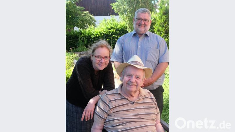 Waldemar Rebsteck beging im Seniorenheim "Arche Noah" seinen 85. Geburtstag. Bürgermeister Armin Schärtl (stehend) überbrachte im Namen der Stadt Nabburg die Glückwünsche zum Festtag im Beisein von Tochter Marianne (links). Bild: ohr