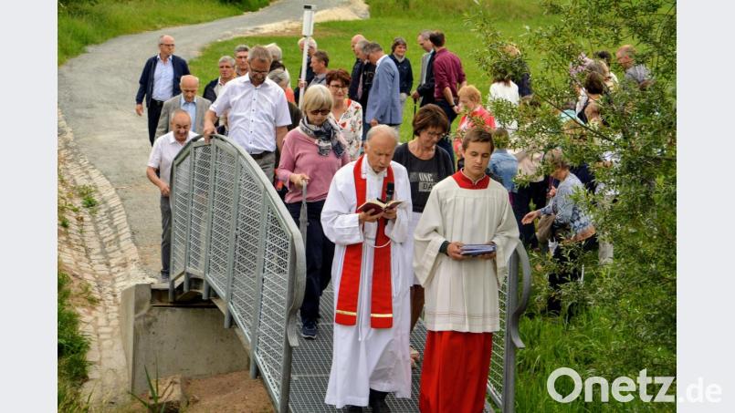 Im Rahmen der Flurprozession wurde von Pfarrer Hans-Peter Bergmann die Radbrücke über den Ehenbach geweiht. Bild: fdl
