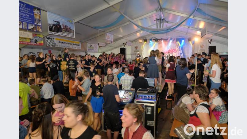 Bei „Hoaß“en Klängen kochte die Stimmung im ganzen Festzelt. Auf den Bänken die Feuerwehren aus Zeinried, Teunz und Kühried, mit kräftiger Unterstützung aus Dürnersdorf, die im Juli ihr Jubiläum feiern. Der Mittelgang wurde kurzerhand zum Tanzboden und so wurde auch fleißig Dreher getanzt. „Zeinried, wo man beim Feiern kein Ende sieht“ so der Aufdruck auf den T-Shirts der Festdamen und das konnte man im Festzelt erleben Bild: tkr