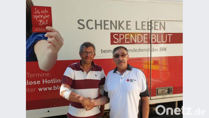 Andreas Beer (rechts) gratulierte und danke Ulrich Irl, dass er bereits 100 Mal Blut gespendet hat. Bild: exb