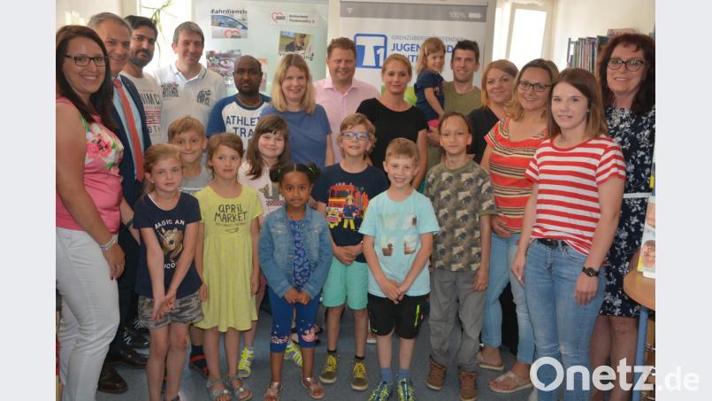 Lesen und erzählen mit digitalen Medien: Erster Projekttag ist der 25. Juni. Die Abschlussveranstaltung findet am 23. Juli in der Stadtbücherei statt. Bei der Auftaktveranstaltung mit dabei waren (von links) Projektleiterin Sandra Schug und Bürgermeister Roland Grillmeier sowie (von rechts) Stadtbüchereileiterin Viola Rieß und Praktikantin Teresa Käs. Mit im Bild die Eltern der beteiligten Kinder sowie die Vertreter der Kooperationspartner. Bild: jr