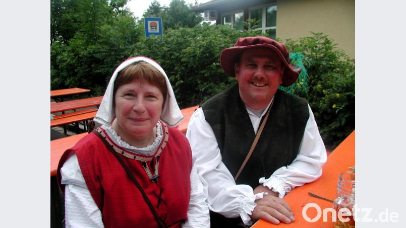 Sie haben Spaß an der Historie: Richard Ehlich und seine Frau Ulrike bei der 725Jahr-Feier. Bild: gis