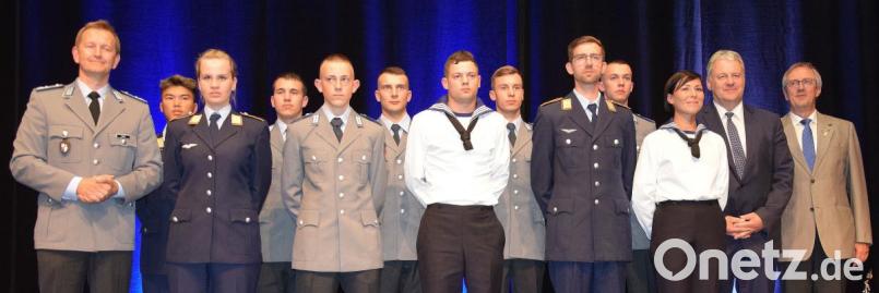 Aus dem Heer, der Luftwaffe und der Marine kommen die jungenSoldaten, die in Ursensollen vereidigt wurden. Bild: bö