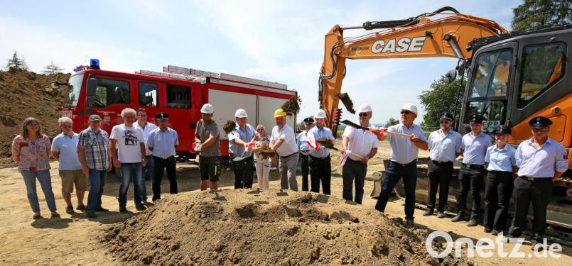Unter Feuerwehrsirene und mit Schutzausrüstung vollziehen (von links) Christian Hartinger, Kommandant Felix Müller, Bürgermeister Günter Stich, Kreisbrandrat Marco Saller, Bauleiter Günther Hecht und Dipl.-Ing. Ferdinand Lehner den symbolischen ersten Spatenstich. Bild: mef