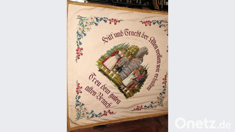 In einem Fahnenschrank im Brauerei-Museum werden künftig die wertvollen Vereinsfahnen des Schützenvereins „Weißenstein“ Friedenfels sowie die des Volks- und Gebirgstrachtenvereins „Stamm“ Friedenfels aufbewahrt. Bild: bsc