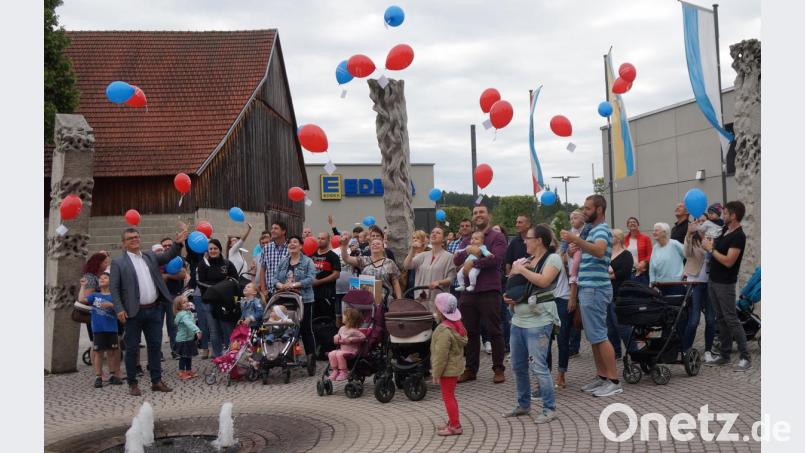 Mit einem gemeinsamen Luftballonsteigen, das den Kindern aber auch den Eltern viel Spaß bereitete, endete der Babyempfang. Bild: weu